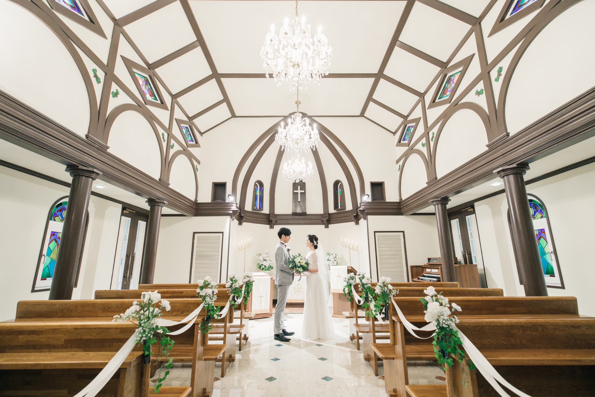 柔らかな木漏れ日が差し込むステンドグラスが美しい本格的なチャペル